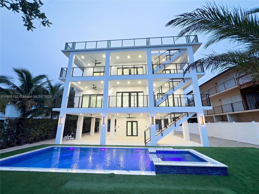 Exterior, Facade, Pool, Modern