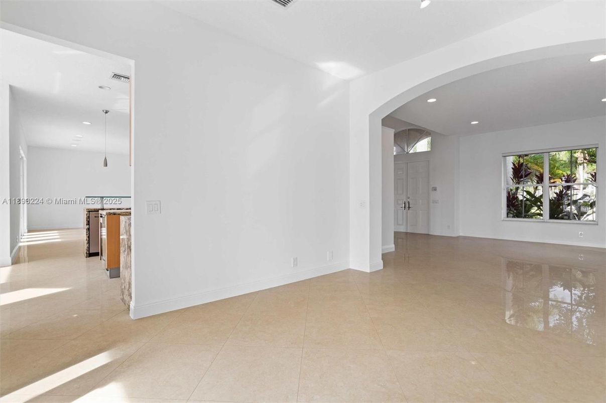 Empty room, Interior, Recessed Lighting