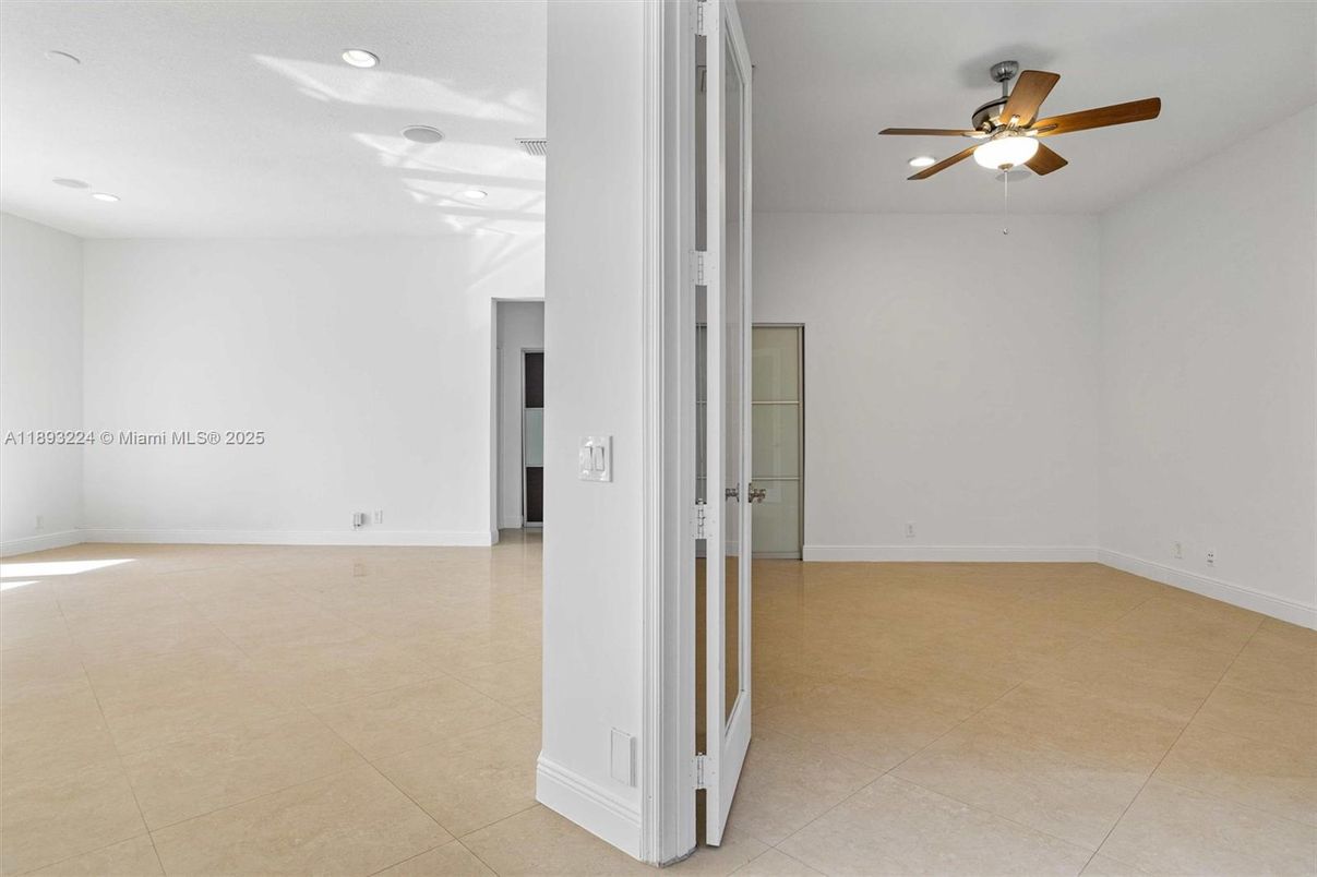 Empty room, Interior, Recessed Lighting