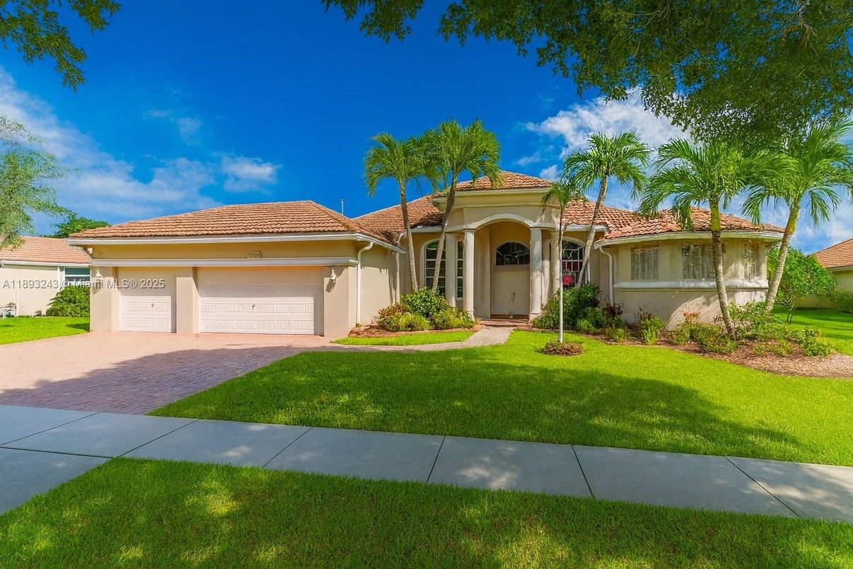 Attached, Exterior, Facade, Mediterranean