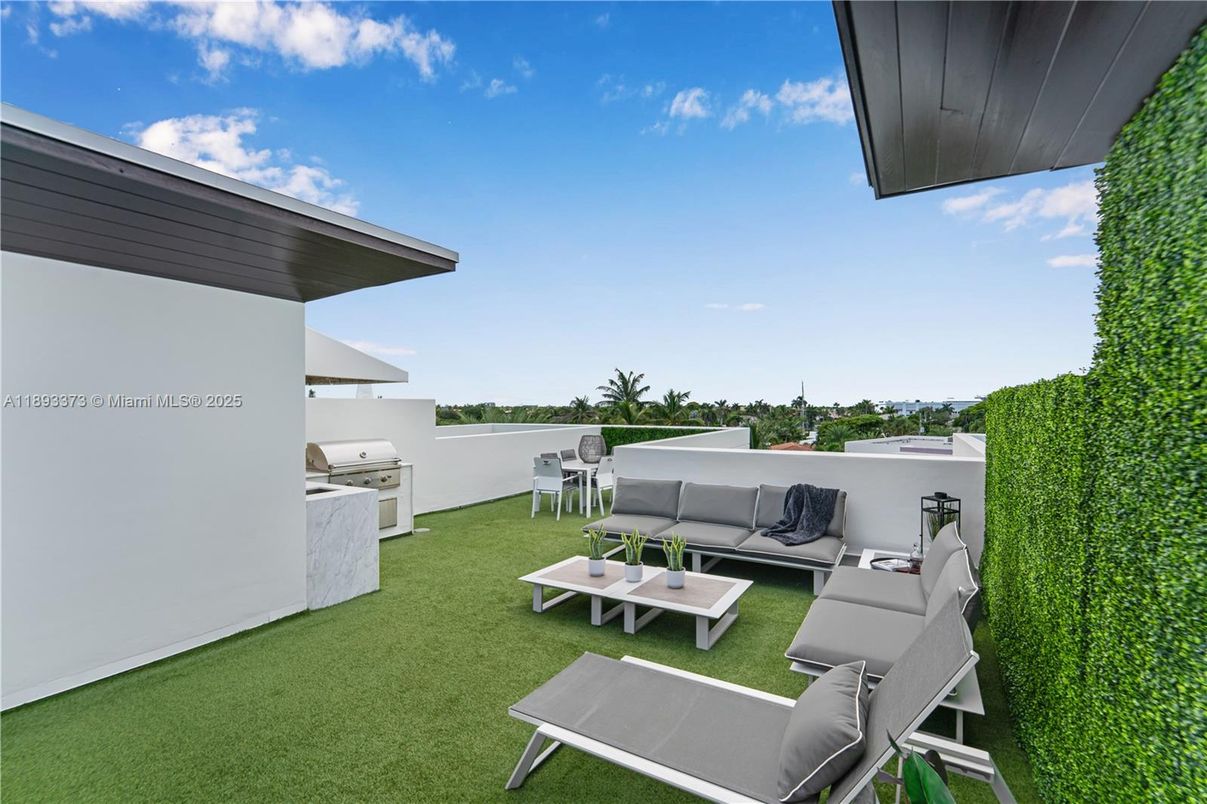 Exterior, Outdoor Kitchen, Water