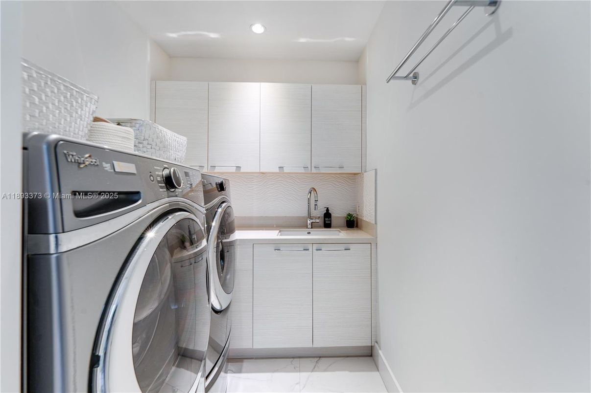 Interior, Marble, Recessed Lighting, Washer