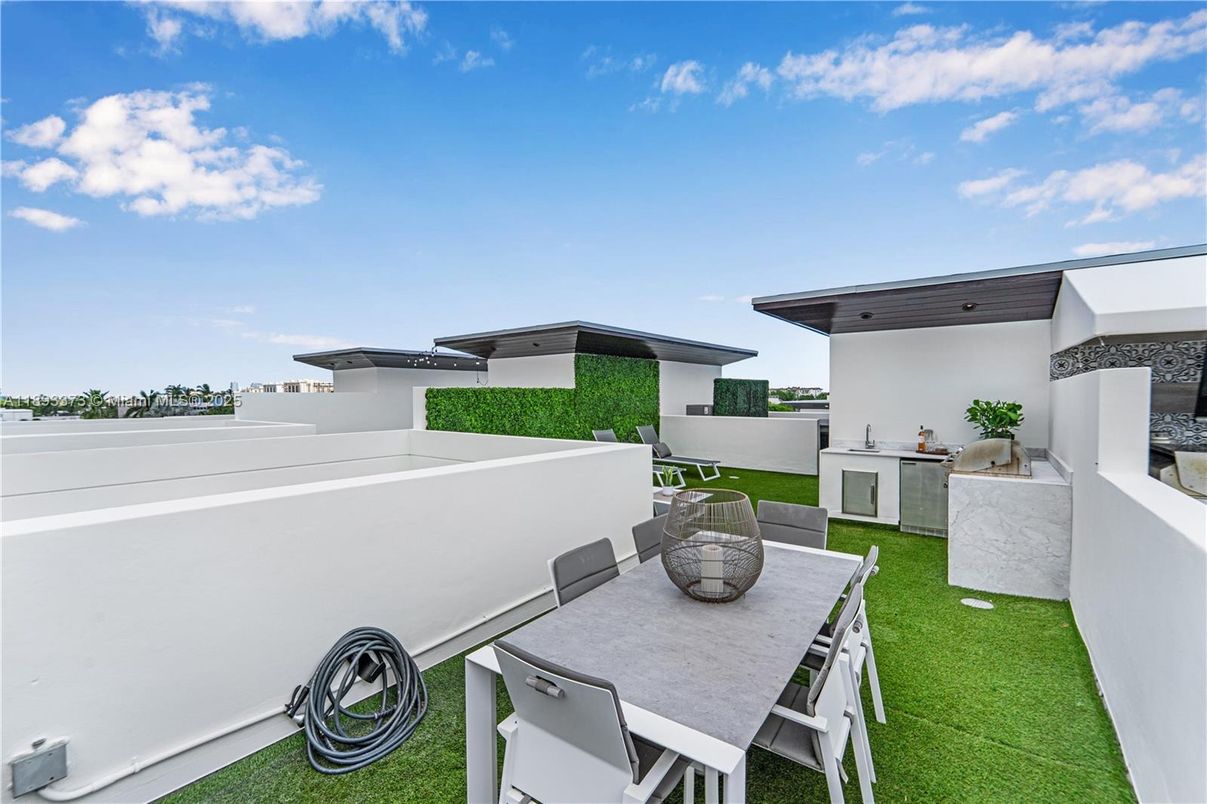 Exterior, Outdoor Kitchen