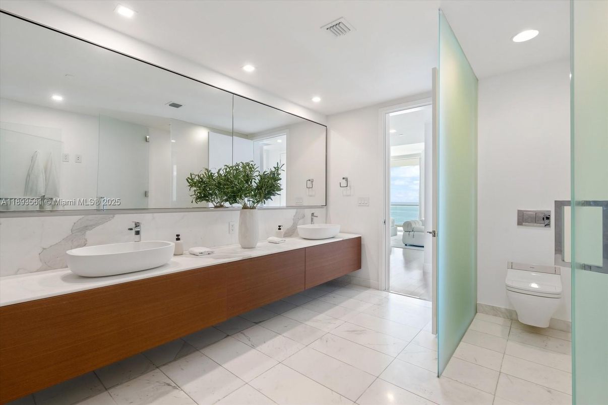 Bathroom, Dual Sink Vanities, Interior, Recessed Lighting, Water