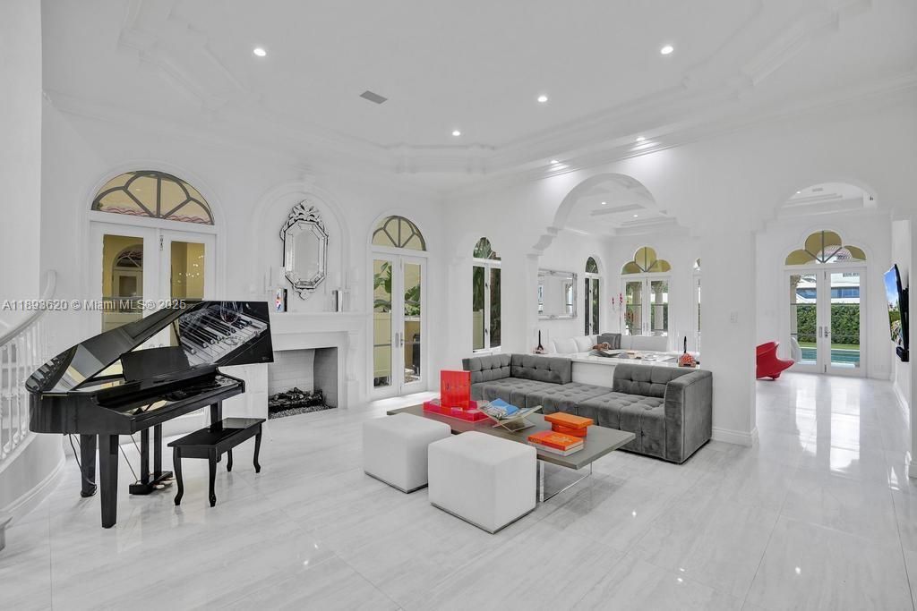 Fireplace, Interior, Living room, Piano, Recessed Lighting