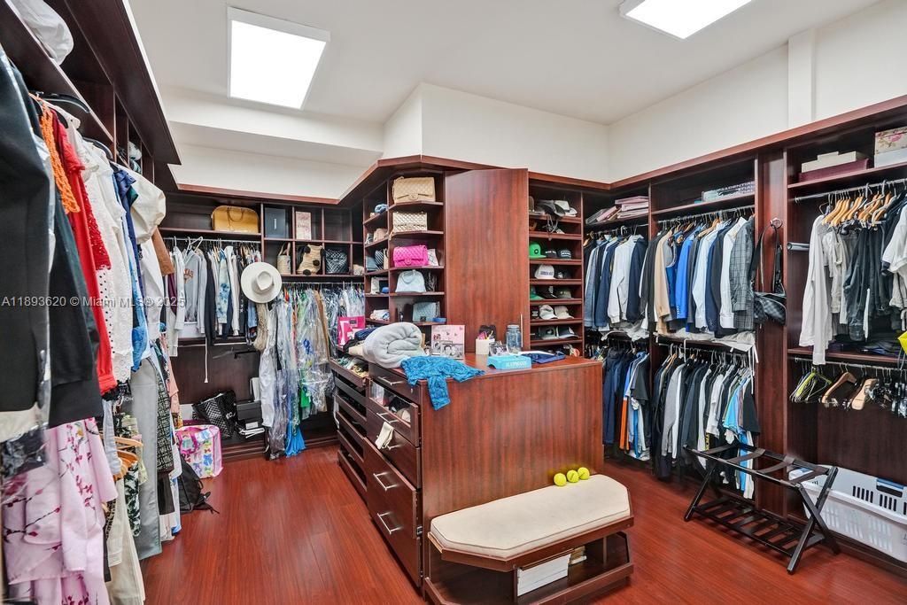Interior, Walk-in Closets, Wood Texture Flooring