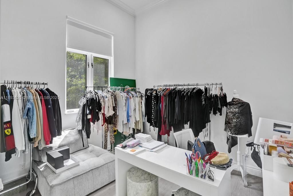 Interior, Walk-in Closets, Wood Texture Flooring