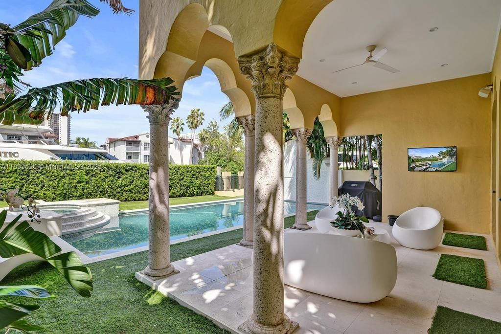 Exterior, Pool