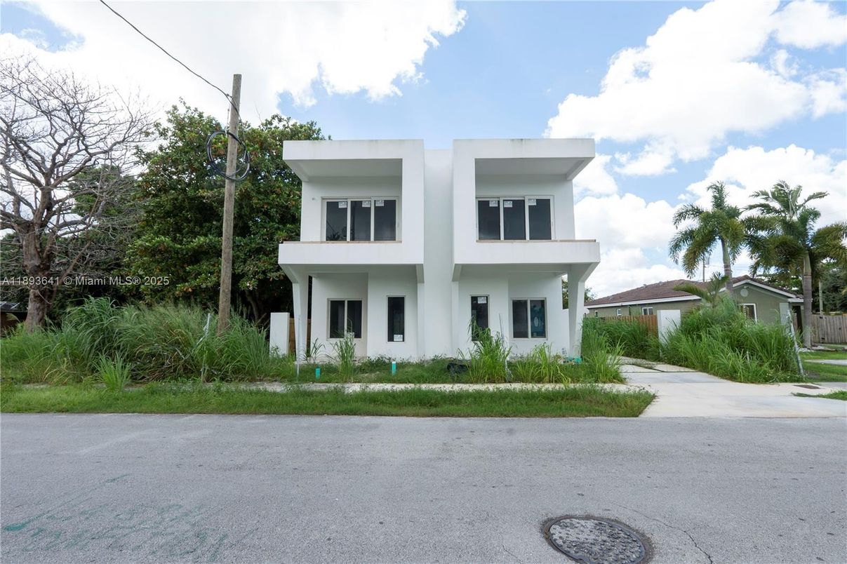 Exterior, Facade, Modern