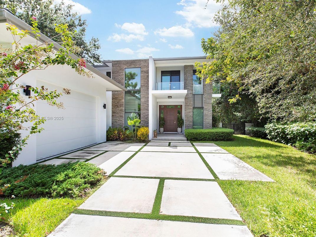 Attached, Backyard, Exterior, Facade, Brick Facade, Modern