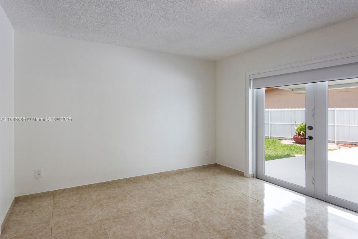 Empty room, Interior