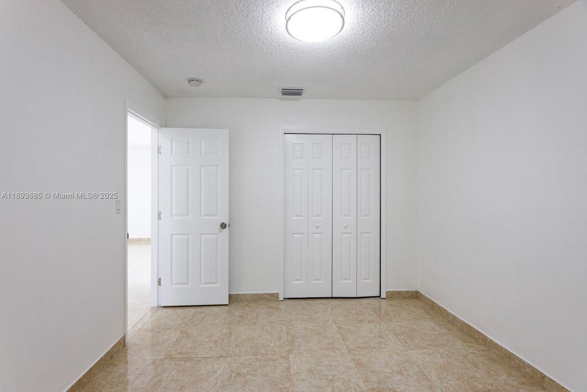 Empty room, Interior
