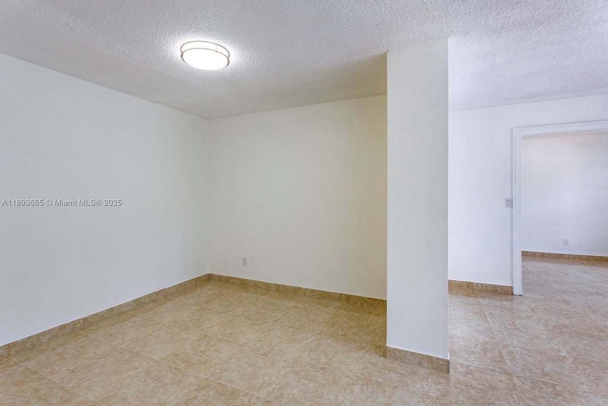 Empty room, Interior