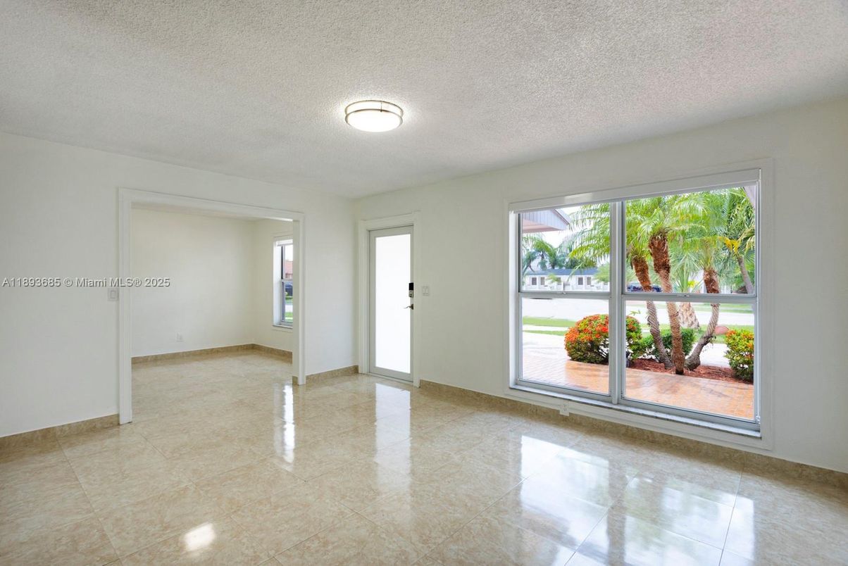 Empty room, Interior
