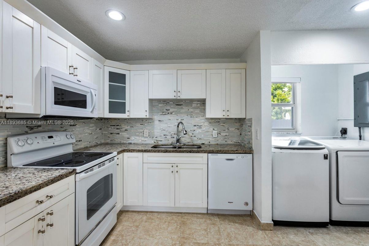 Interior, Kitchen, Recessed Lighting, Washer