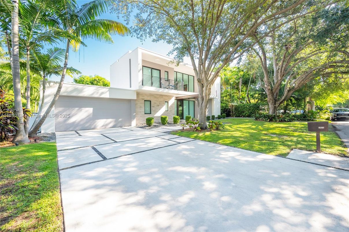 Attached, Backyard, Exterior, Facade, Modern