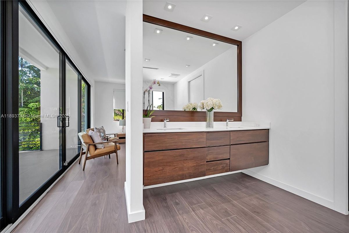 Interior, Recessed Lighting, Wood Texture Flooring