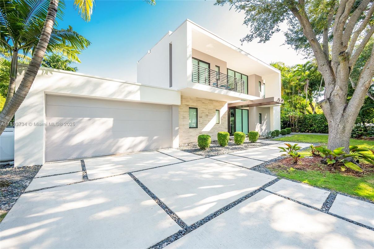 Attached, Backyard, Exterior, Facade, Modern