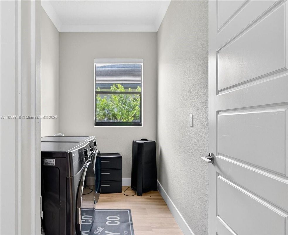 Interior, Washer, Wood Texture Flooring