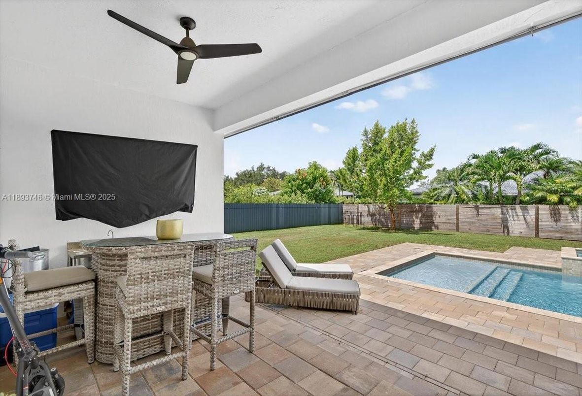 Exterior, Outdoor Kitchen, Pool