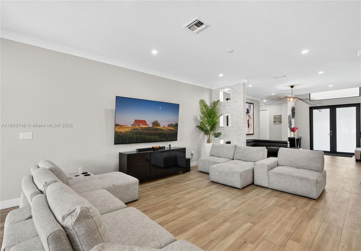 Dining room, Interior, Living room, Pendant Lights, Recessed Lighting, Wood Texture Flooring