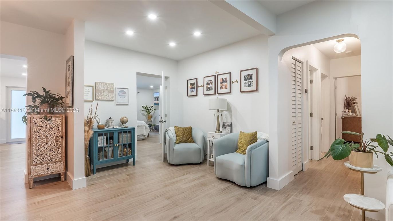 Interior, Recessed Lighting, Wood Texture Flooring