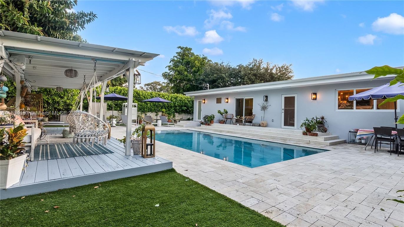 Exterior, Pool
