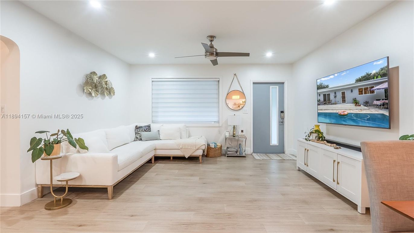 Interior, Living room, Pendant Lights, Recessed Lighting, Wood Texture Flooring