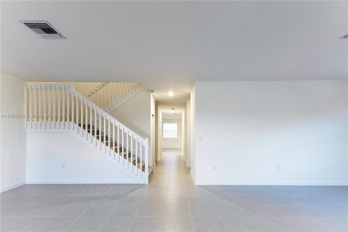 Empty room, Interior