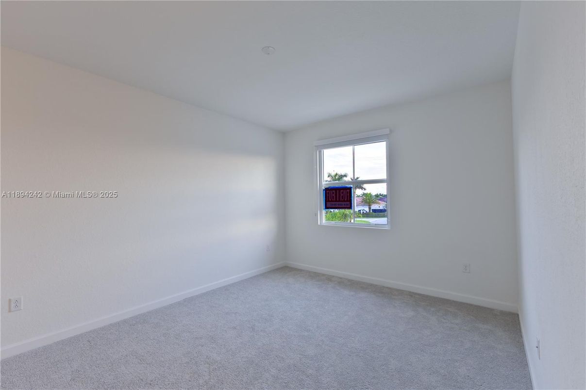 Empty room, Interior