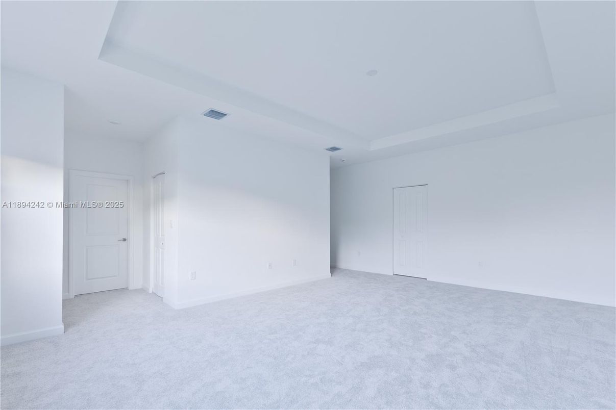 Empty room, Interior