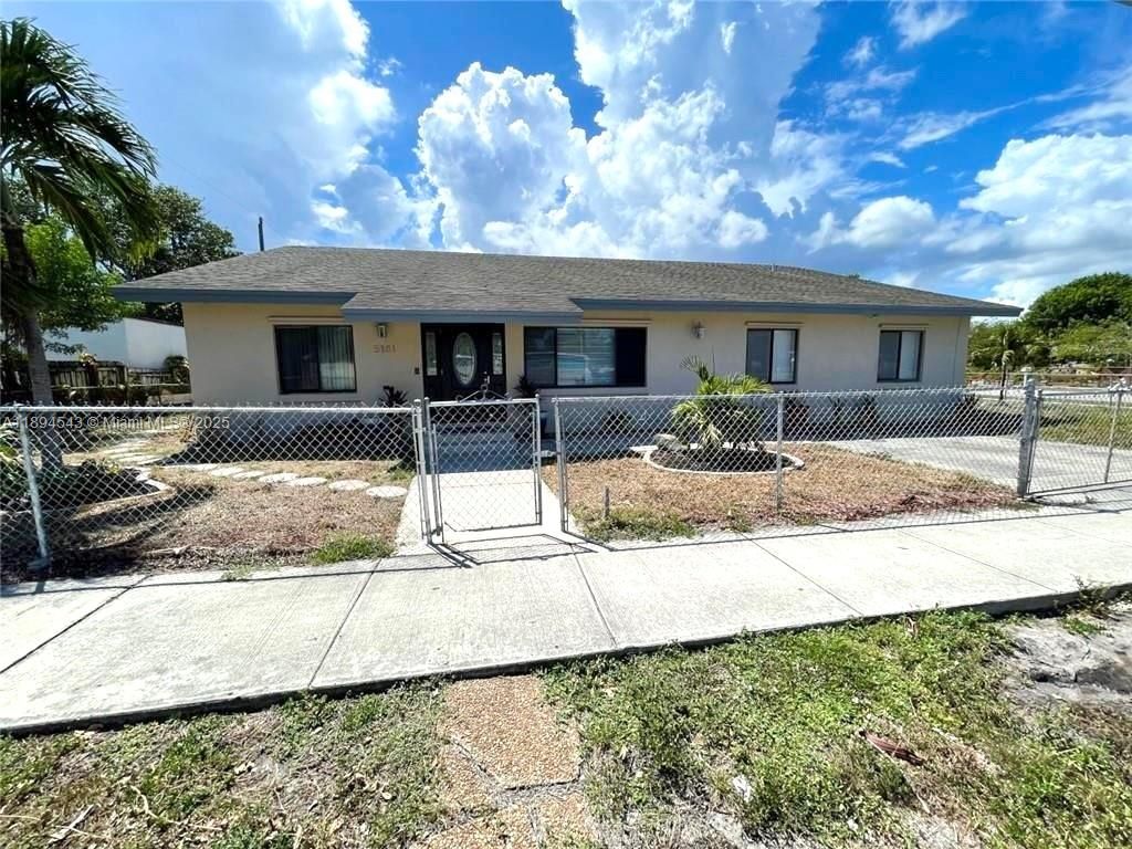 Exterior, Facade, Ranch