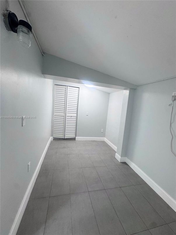 Empty room, Interior