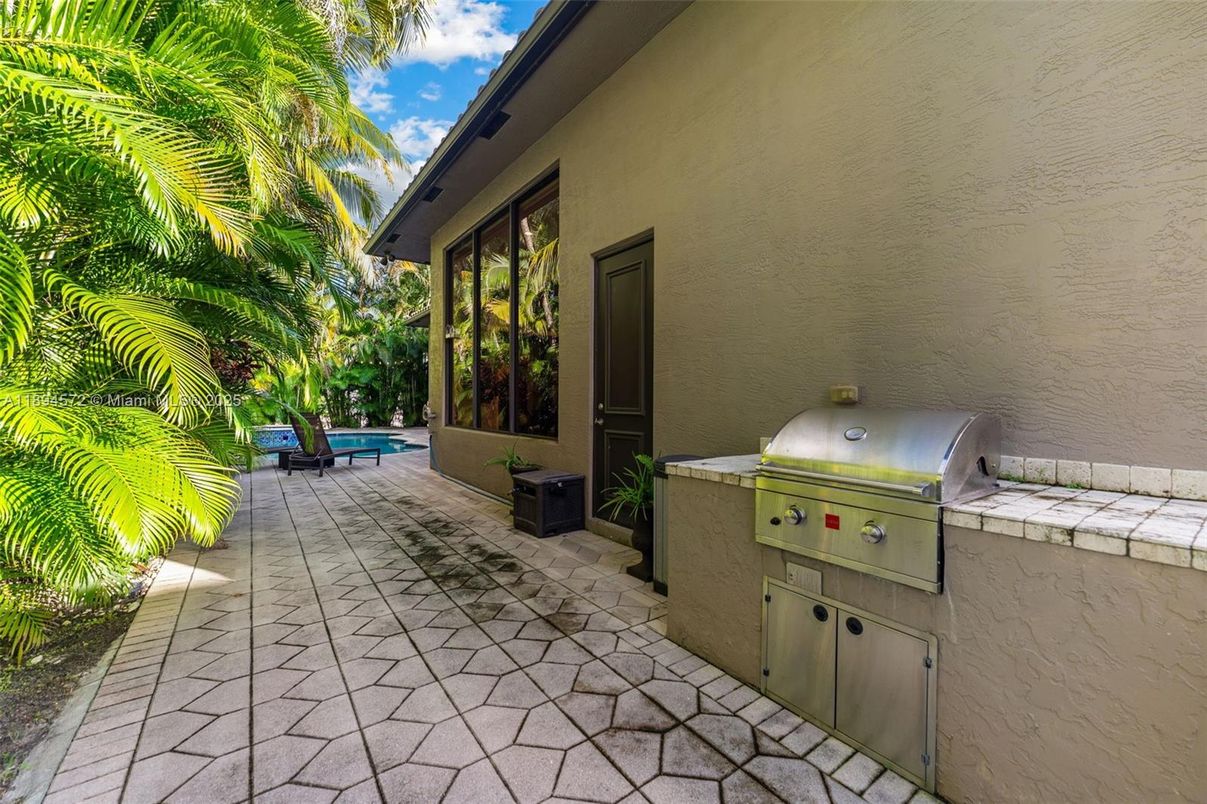 Exterior, Outdoor Kitchen