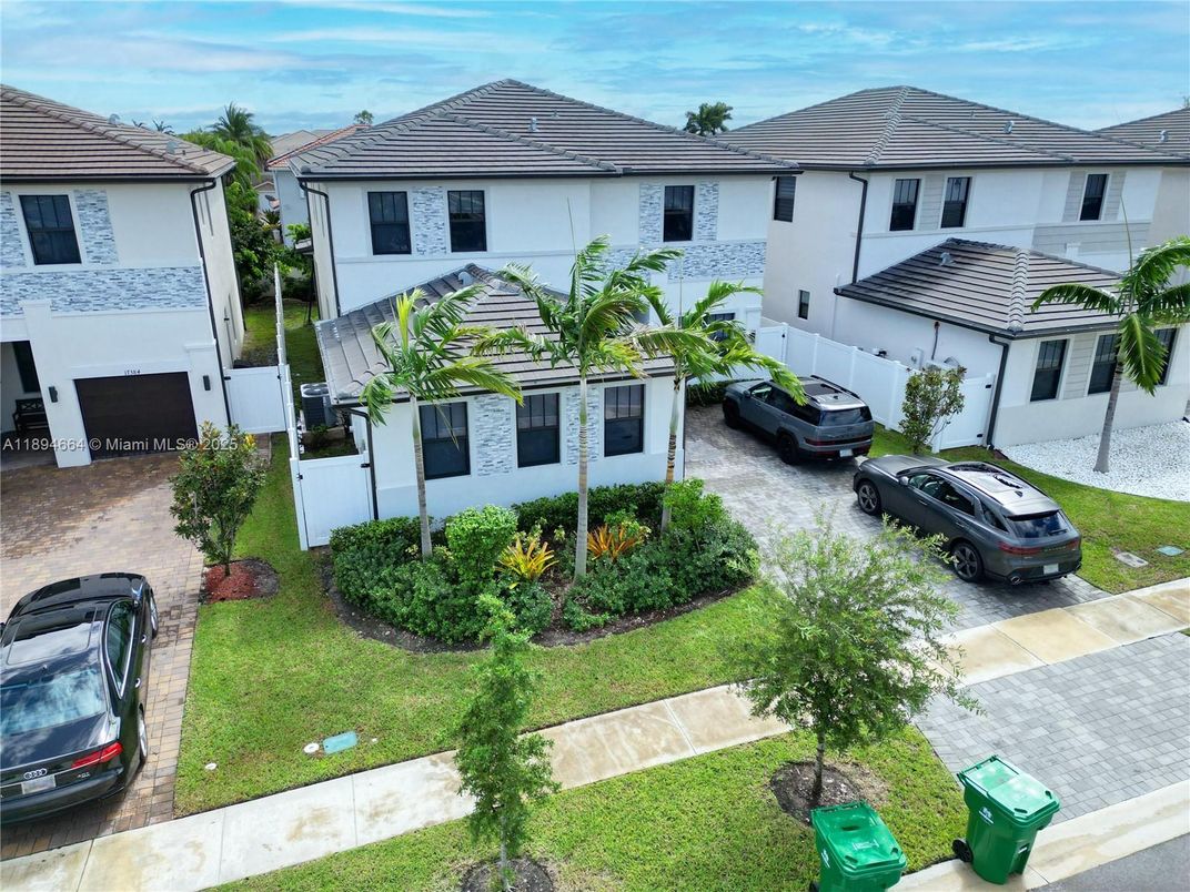 Attached, Exterior, Facade, Mediterranean