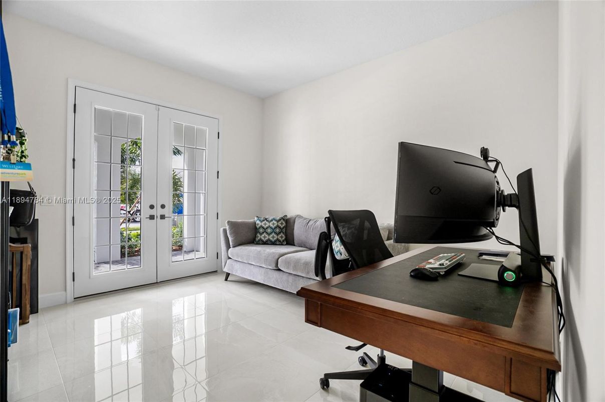 Home Office, Interior