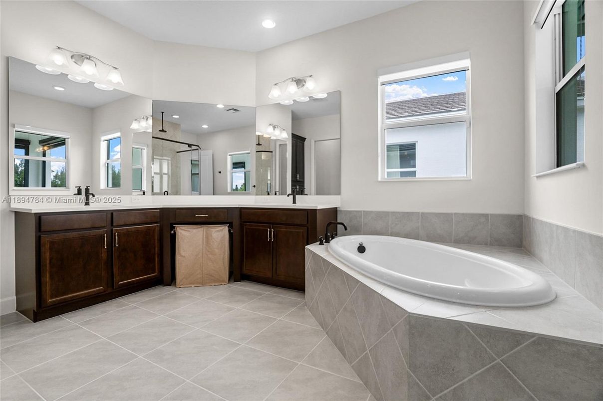 Bathroom, Dual Sink Vanities, Interior, Recessed Lighting