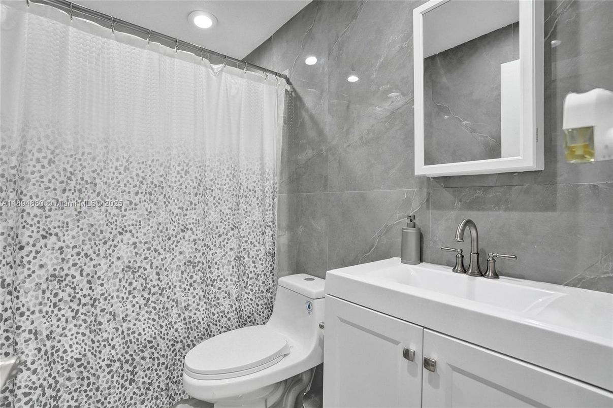 Bathroom, Interior, Recessed Lighting
