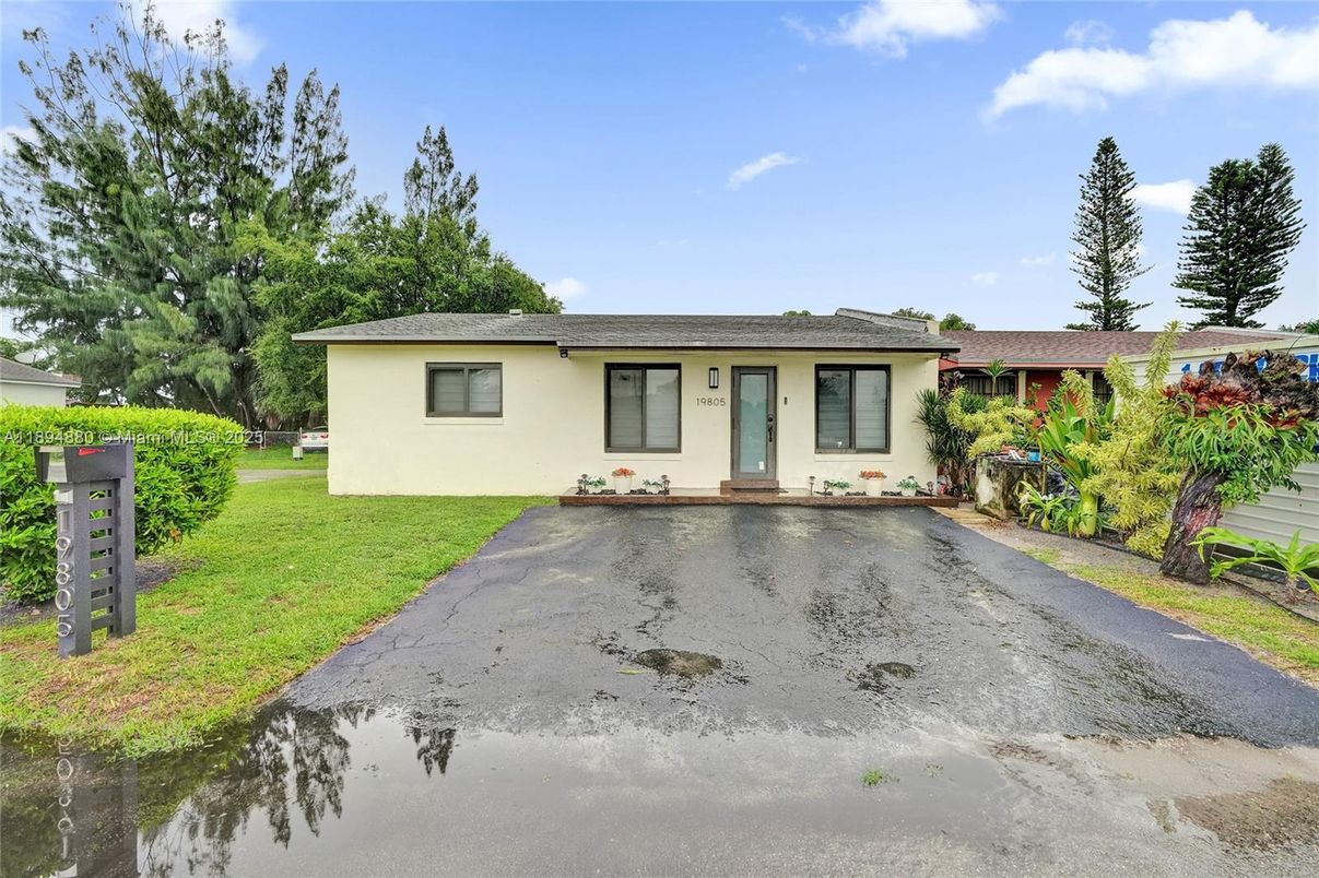 Backyard, Exterior, Facade, Ranch