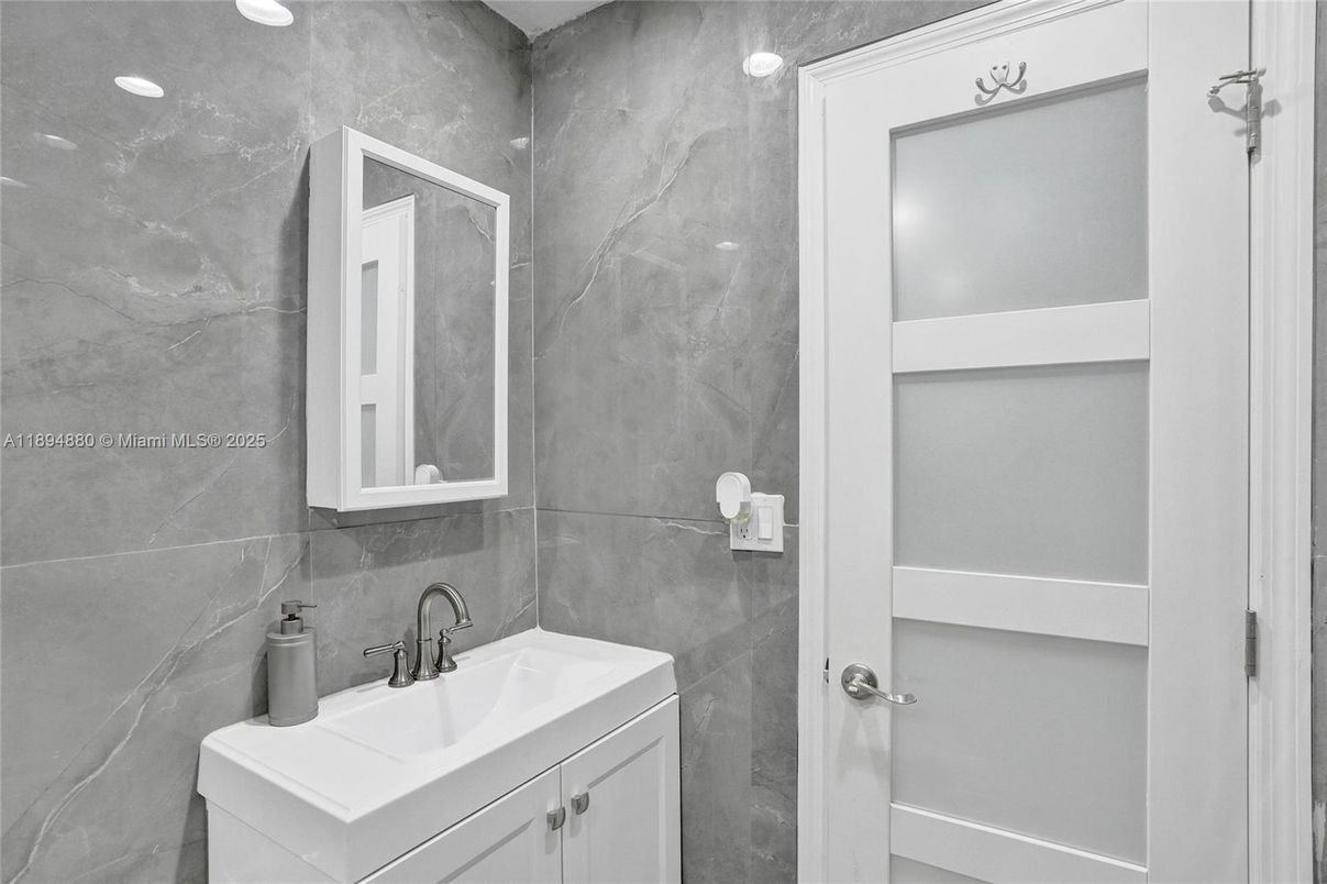 Bathroom, Interior, Recessed Lighting