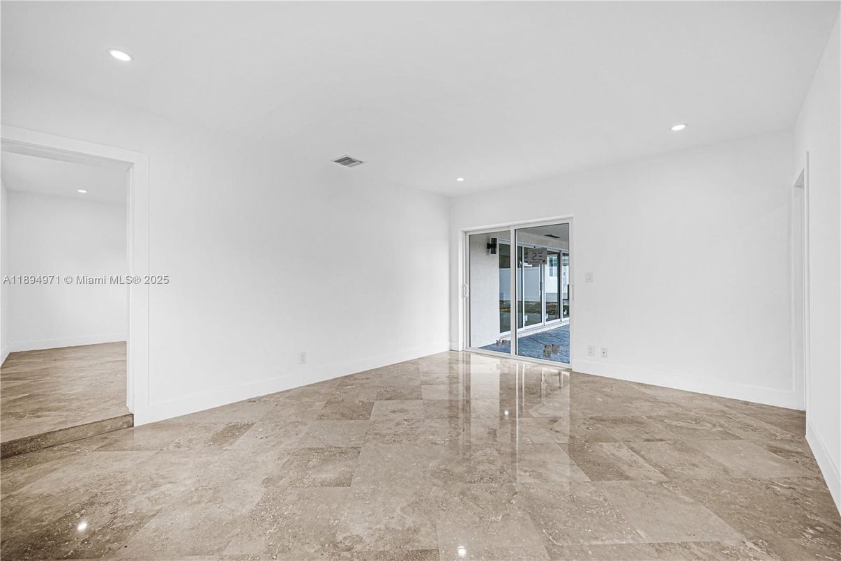 Empty room, Interior, Recessed Lighting