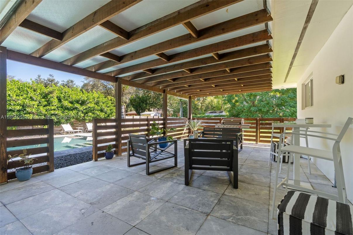 Exterior, Outdoor Kitchen, Pool