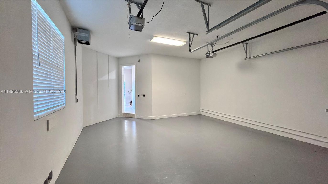 Empty room, Garage, Interior