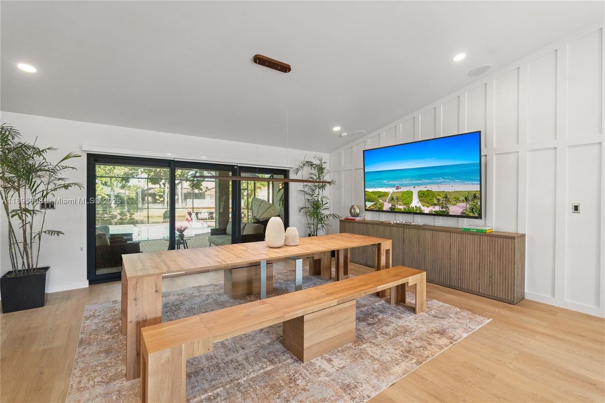 Interior, Recessed Lighting, Wood Texture Flooring
