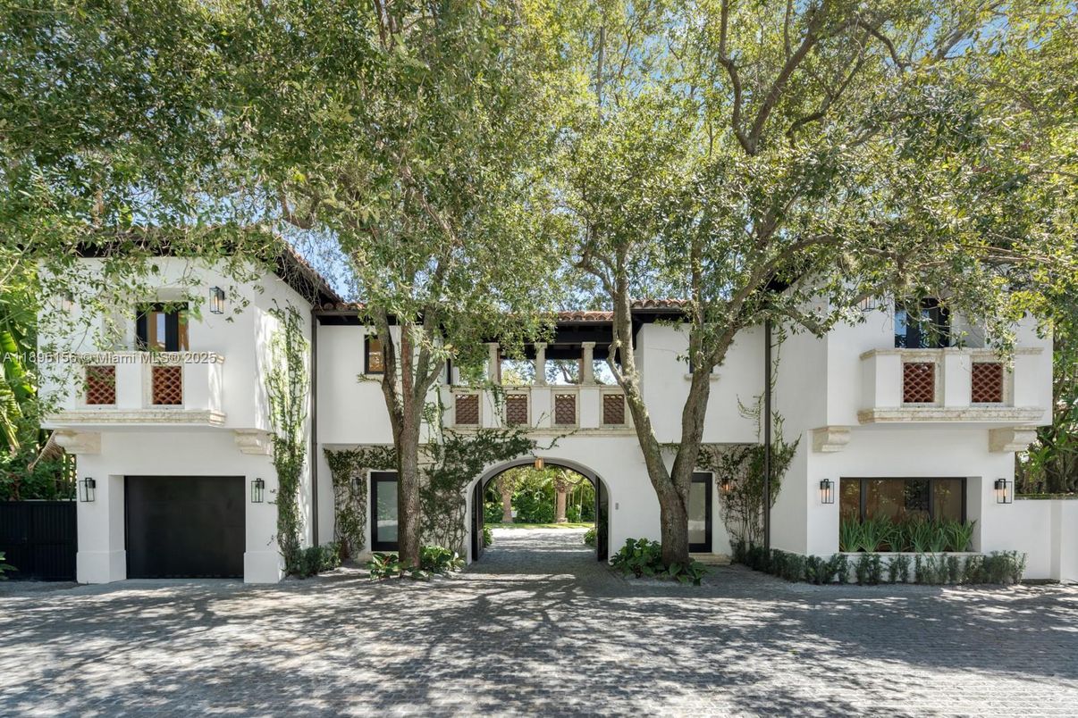 Attached, Exterior, Facade, Spanish Mediterranean