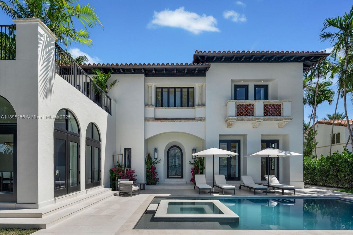 Exterior, Facade, Pool, Mediterranean