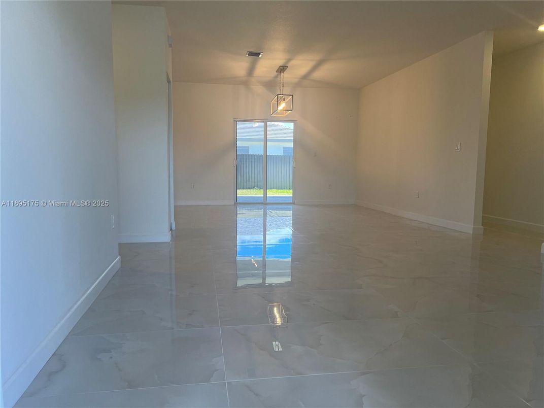 Empty room, Interior, Pendant Lights