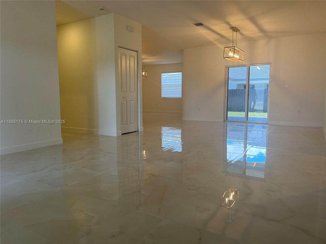 Empty room, Interior, Pendant Lights