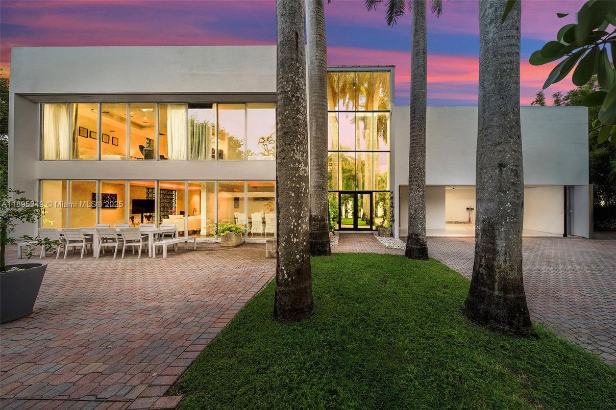 Backyard, Exterior, Facade, Modern