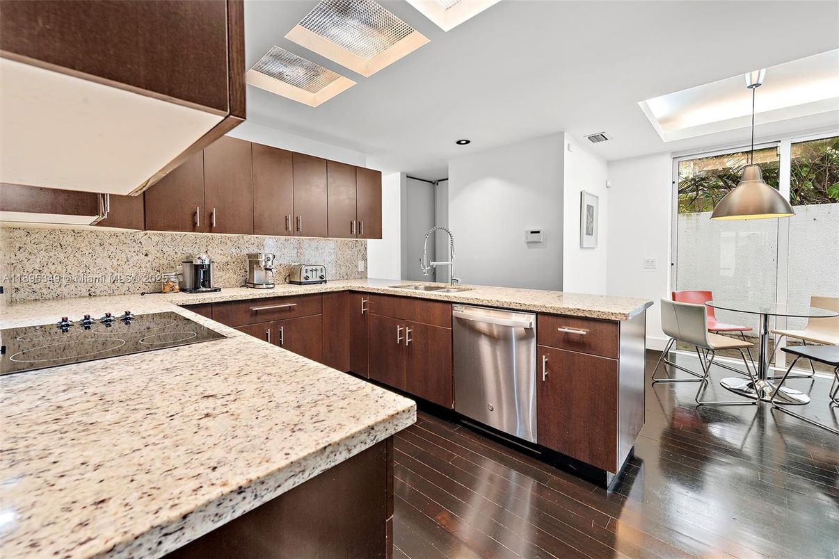 Dining room, Interior, Kitchen, Pendant Lights, Recessed Lighting, Wood Texture Flooring